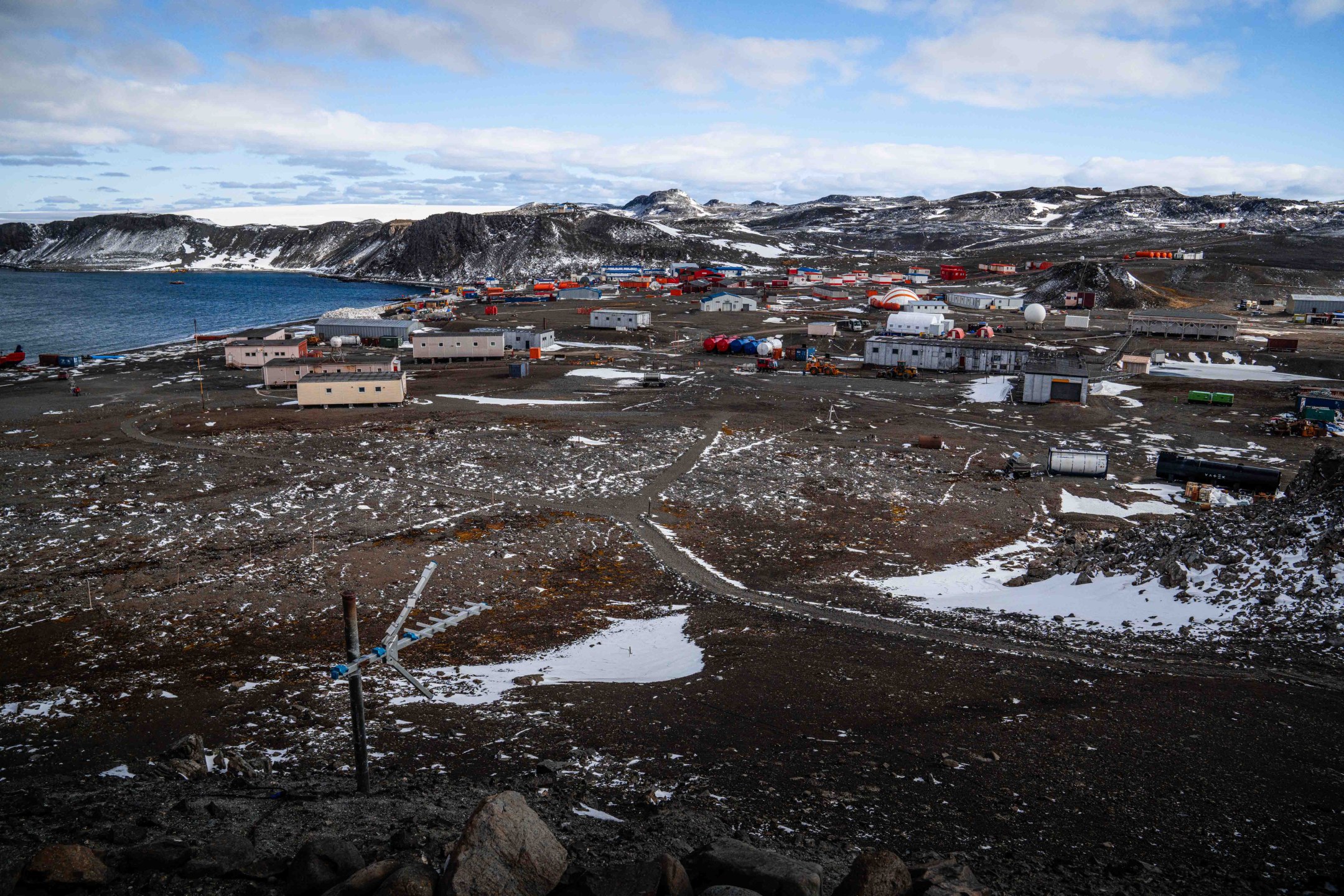 Heli hiking in the winter in Kerlingarfjöll